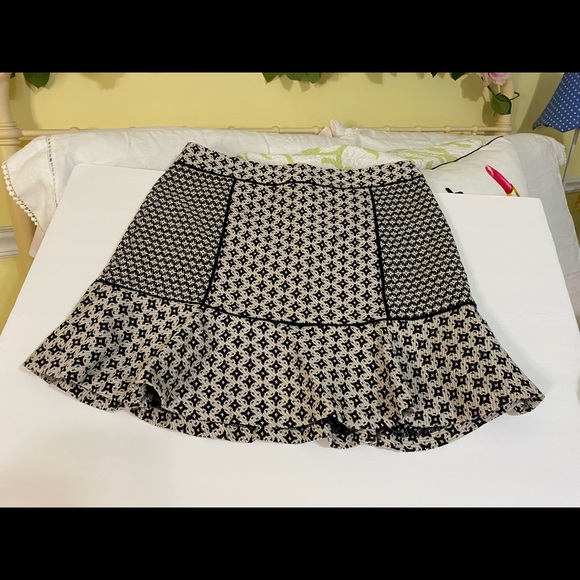 LOFT Dresses & Skirts - NWT Loft cream and black tulip 🌷 skirt Sz 10P